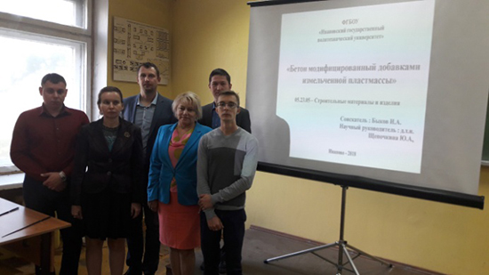 Вчерашние аспиранты получают дипломы преподавателей-исследователей