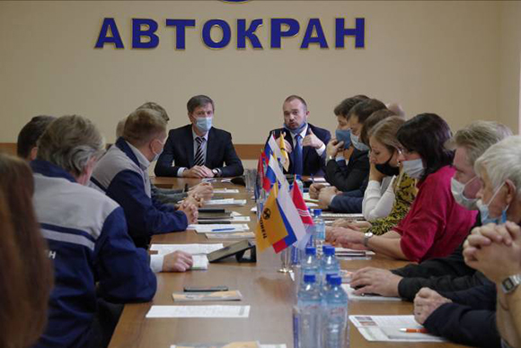 Стрела Автокрана повернулась к Политеху