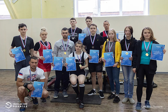 У команды Политеха – первое место на соревнованиях по пауэрлифтингу